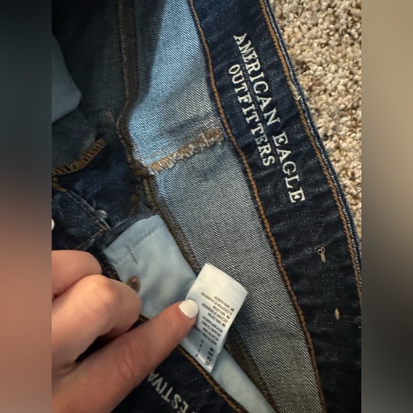 American eagle high rise mom jeans. Size 2 - Picture 2 of 3